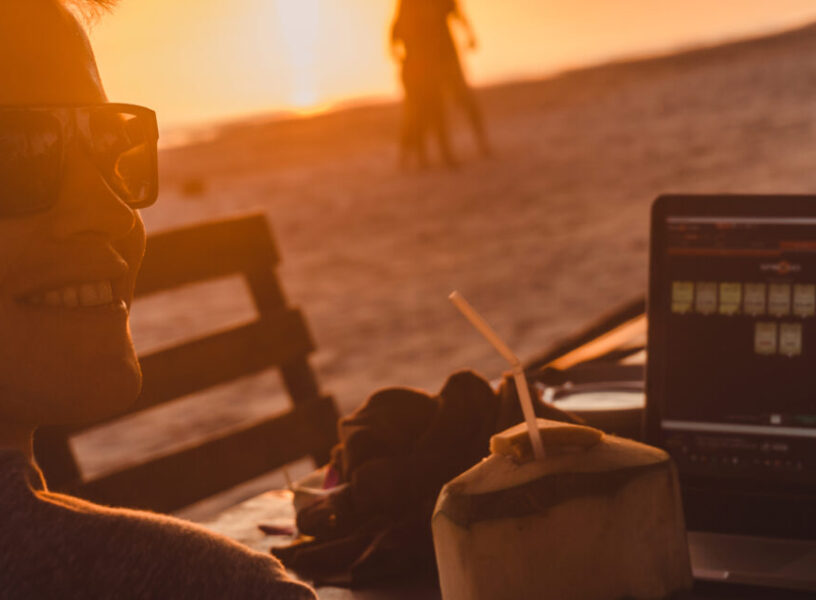 women-looking-white-vintage-people-1340x638 women-looking-white-vintage-people-1340x638